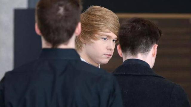 为自证头号粉丝，这群还未成年的女孩竟向YouTube网红发露骨视频....