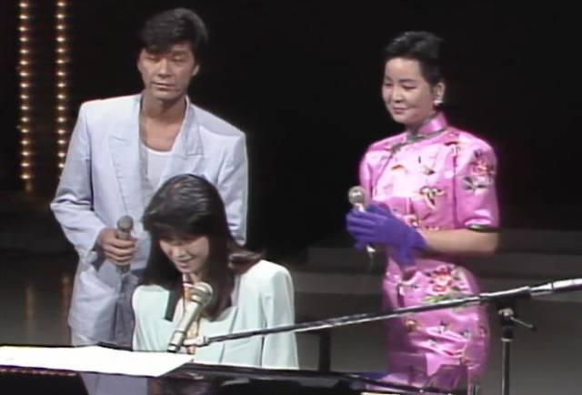 1988年,由 河合奈保子伴奏,邓丽君和 西城秀树合唱了 五轮真弓的名曲