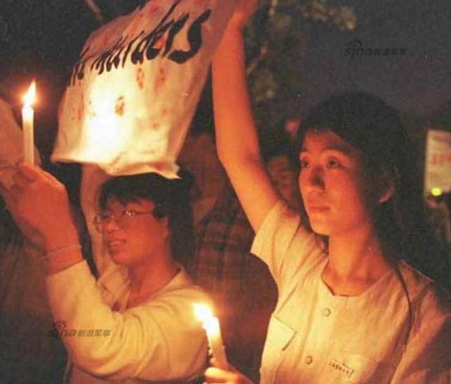 1999年5月8日下午,中国大学生在美国驻华使馆门前举行抗议活动,强烈