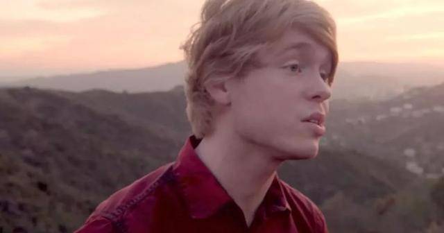 为自证头号粉丝，这群还未成年的女孩竟向YouTube网红发露骨视频....