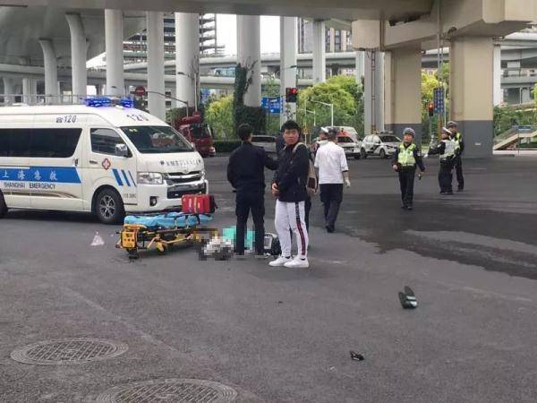 汶水路共和新路附近发生一起交通事故,一辆摩托车违反交通法规在中环