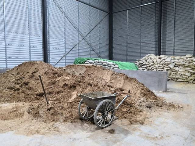 高新区一道路施工工地露天掺拌水泥,查处中工人走得无影无踪"