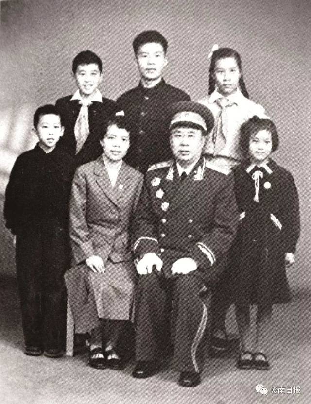 1958年春,陈奇涵(右二)与罗荣桓(右一),林月琴(右三),肖劲光(左二)