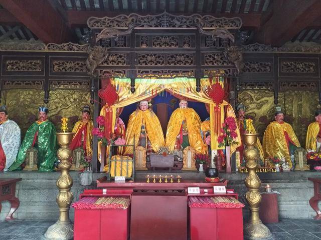 斗拱梁柱全部油漆彩绘,殿内设置神龛,有杨令公,佘太君,七郎八虎,宗保