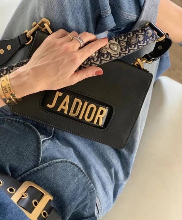 还有很受欢迎的j"adior翻盖手袋,虽比马鞍包早出,但依然势头不减.▼