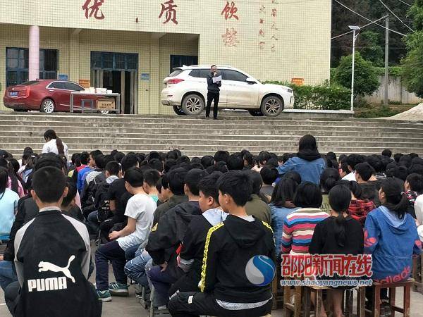 隆回县颜公中学举行期中总结大会