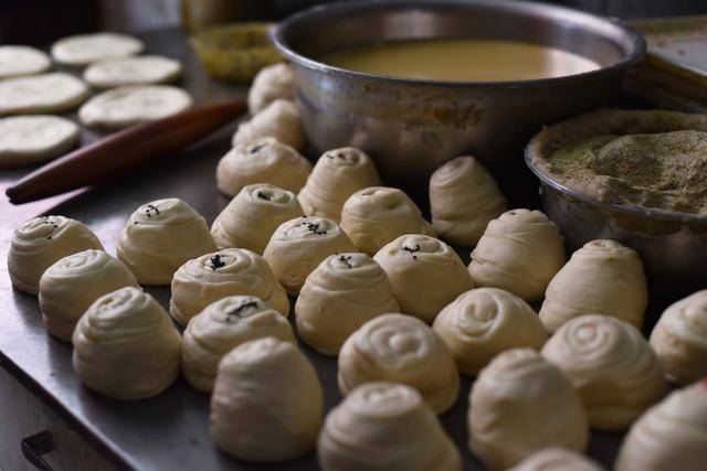 河南农村夫妇创业卖烧饼,一个烧饼三两重,