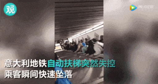 又一孩子在乘扶梯时坠亡!上电梯不要抱孩子!上电梯不要抱孩子!