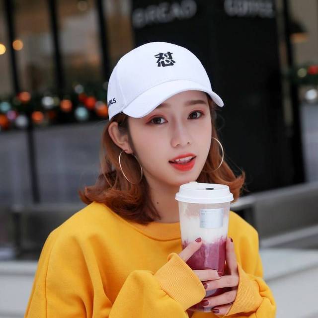 假如正值流行鲜艳色彩搭配的年代,无论年龄大小都大可以使用帽子与