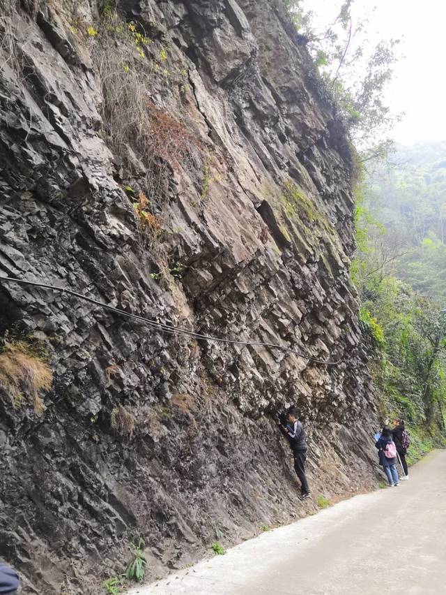 峨眉山之行 地下水科学与工程地质认识实习