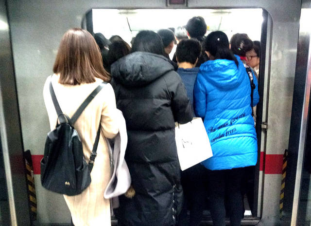 上海地铁最挤的竟是这条线.网友表示不服!