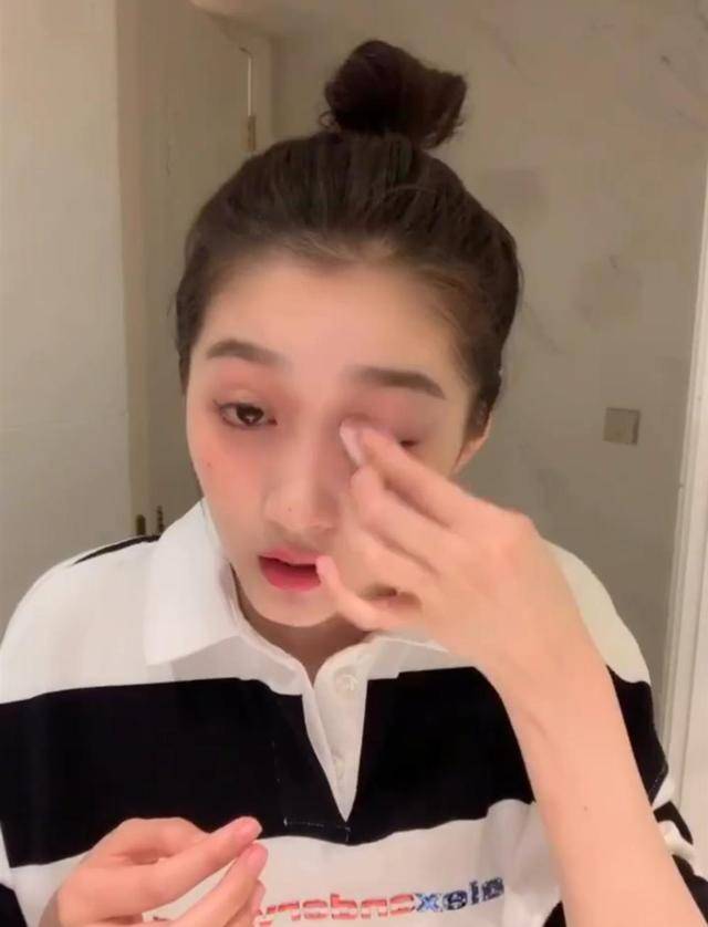 关晓彤突然直播卸妆,当素颜出镜的那一刻,网友直呼:被骗了!