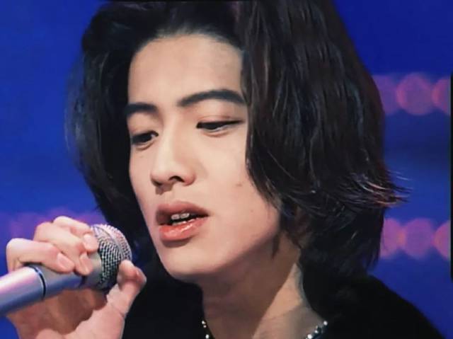 近三十年的偶像生涯也已经被封为" 日本史上最强偶像".