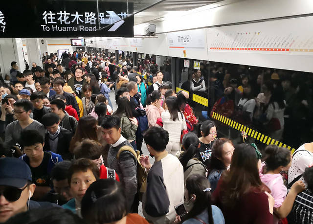 挤!挤!上海地铁最挤的竟是这条线.网友表示不服!