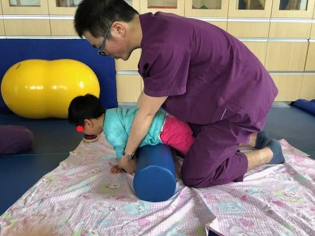 脑瘫患儿头部控制训练方法