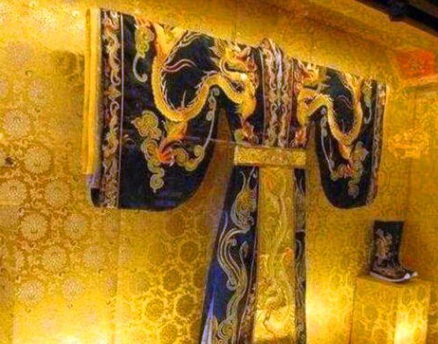 皇帝龙袍本是玄色,从何时变成了黄色?
