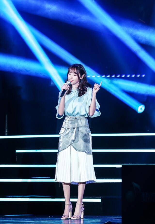 朱容君亮相全金榜 成功斩获“年度人气新锐”大奖