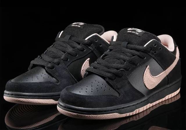 bt分享#【人气极高的黑粉配色!这双 nike sb dunk low 别错过】