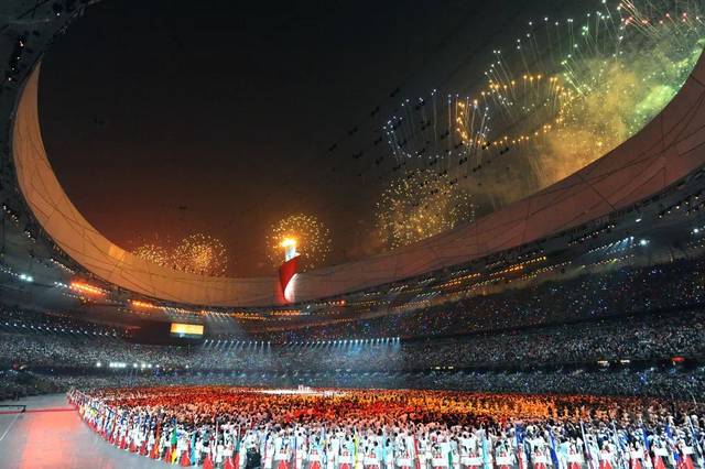 在08年的奥运会上,中国代表团豪取51块金牌,居金牌榜首名,是奥运历史