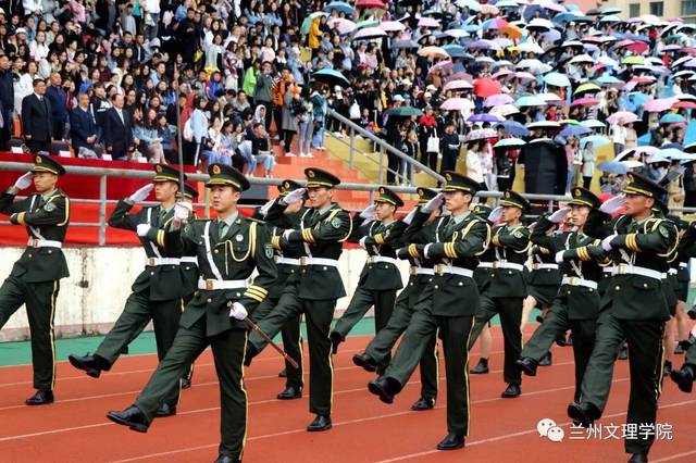 各学院方队依次入场,队伍步伐整齐,口号嘹亮,赢得了阵阵掌声.