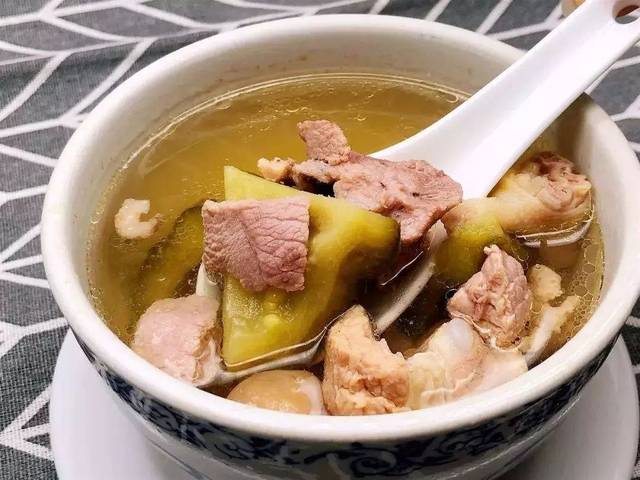 2,石仙桃百合煲鸡:疏风解表,清肺化痰