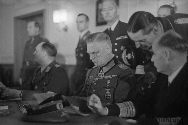 10.正在签署投降书的德国陆军威廉·凯特尔元帅.