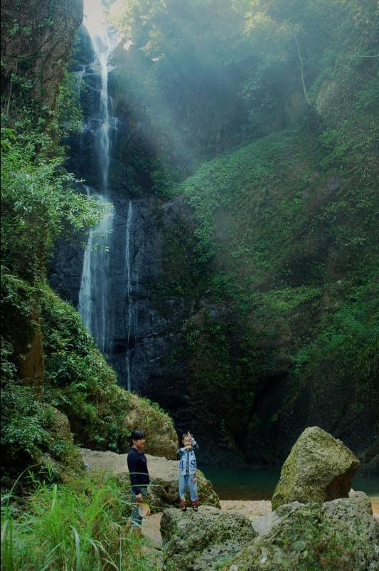 灵山县太平镇仙女潭四面环山,背靠仙女岭,东是天堂岭,西是英雄山,崖壁