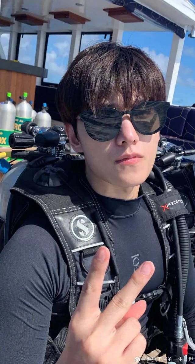 杨洋在微博发了一张照片,注意!