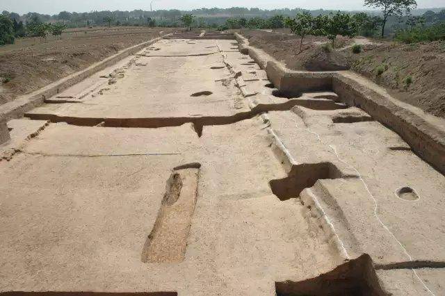 建于3900年前的新寨城池是夏代的重要都城,这是城内的建筑遗址.