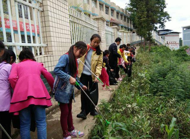 云阳县初二中组织部分学生开展清扫民德广场行动. 农坝小学