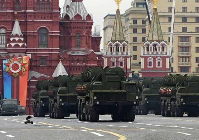 s-400型高射导弹系统驶入红场