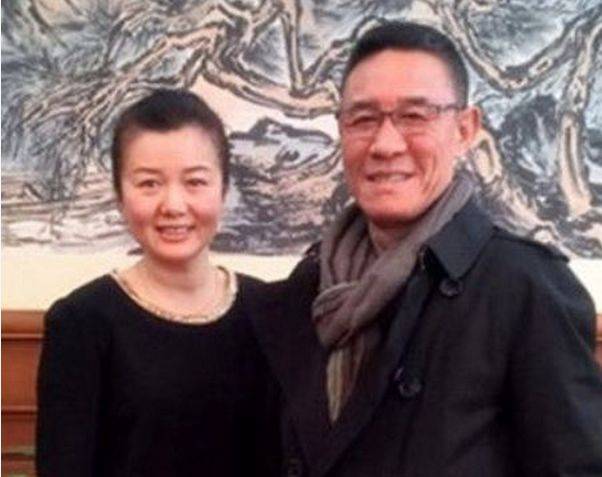 63岁杜志国全家福曝光,三任妻子一个比一个漂亮,儿子杜淳至今未娶