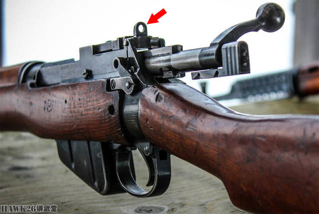 红箭头指示的就是李恩菲尔德四号步枪照门上的应急瞄准觇孔,用于近