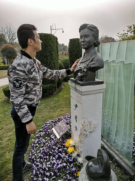 嘉定区松鹤墓园尹桂芳之墓 2019年清明前夕,伟业带着一束鲜花,亲自