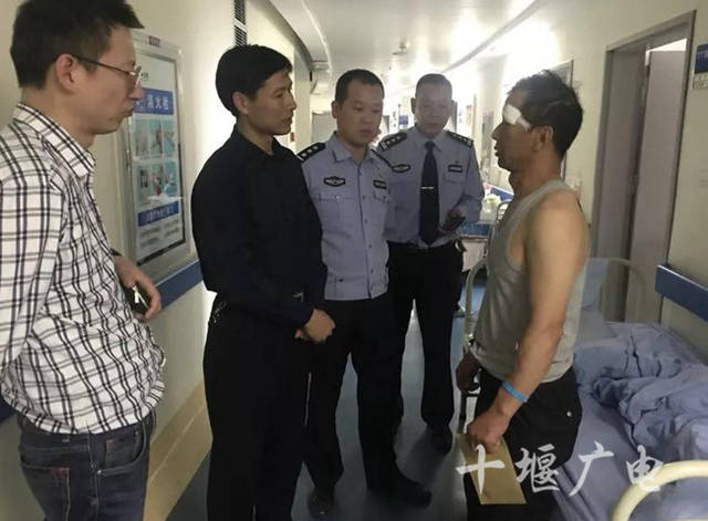 十堰男子醉酒后将车停在马路中间睡觉 被查后竟殴打交警