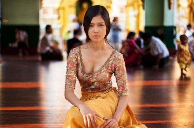 在中缅边境,当这些缅甸女孩翻墙来中国,所从事