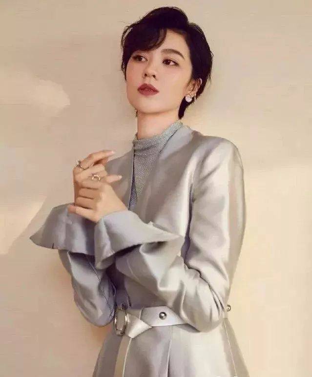 顿时增添时髦的现代都市女性气息 透露出成熟妩媚的女人韵味 以为短发