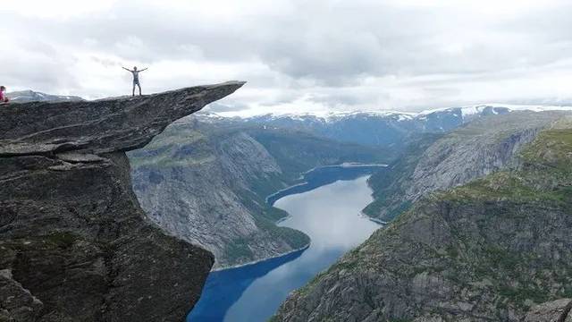 挪威三大奇石之征服恶魔之舌trolltunga