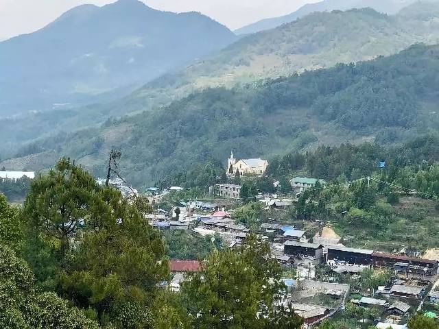 滇滩距缅甸板瓦镇10千米,距缅甸克钦邦首府密支那176千米.