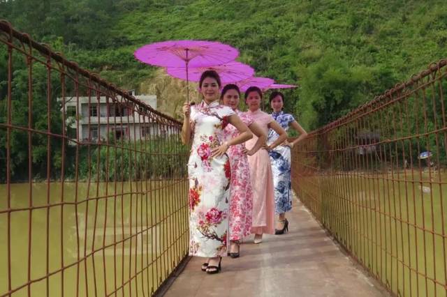 【图】信宜怀乡铁索桥引来一大波旗袍美少妇留影,成一道亮丽风景线!