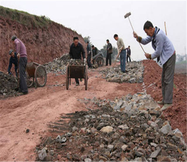 农村修公路成了"坑泥洼,专业人士的答复很无语,谁能来治理?