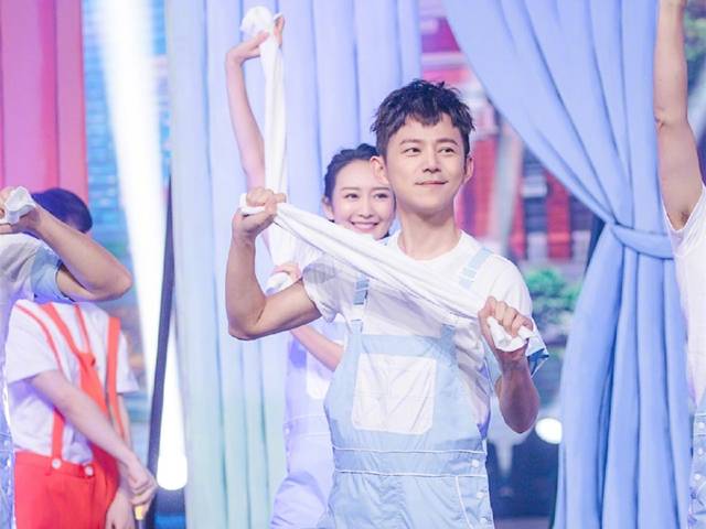 被问人生导师是谁,魏大勋写下何炅的名字,许凯曝秦岚教会他很多