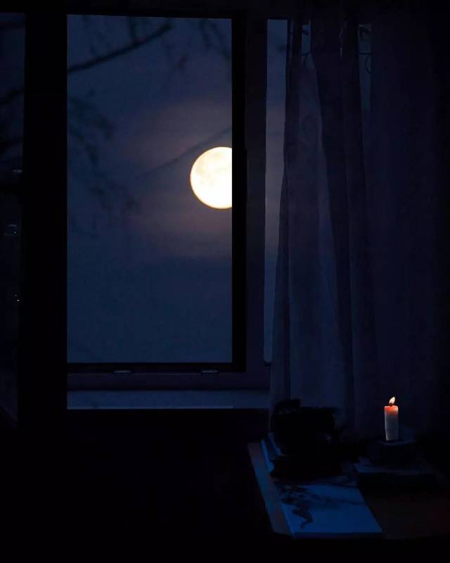 是在每一个日升月落的黎明 夜晚 融入最大密度思绪的窗边 有最耐人