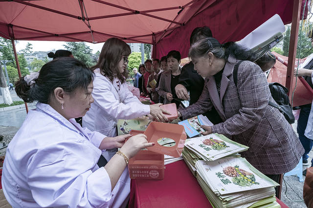 毕节市开展 2019 年"万医下基层"健康扶贫春季攻势第二期大型义诊活动