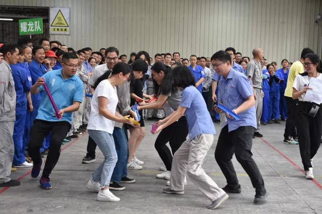他们运着球疾步快跑,同时防止乒乓球从管道上滑落,最终把乒乓球运送