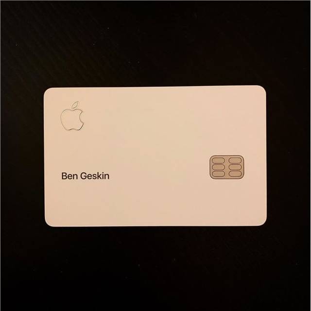 苹果applecard实体信用卡首曝光钛合金材质打造