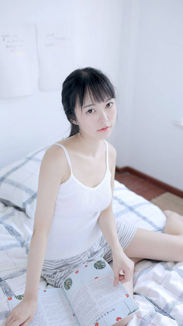 素颜美女白嫩肌肤内衣写真图片手机壁纸