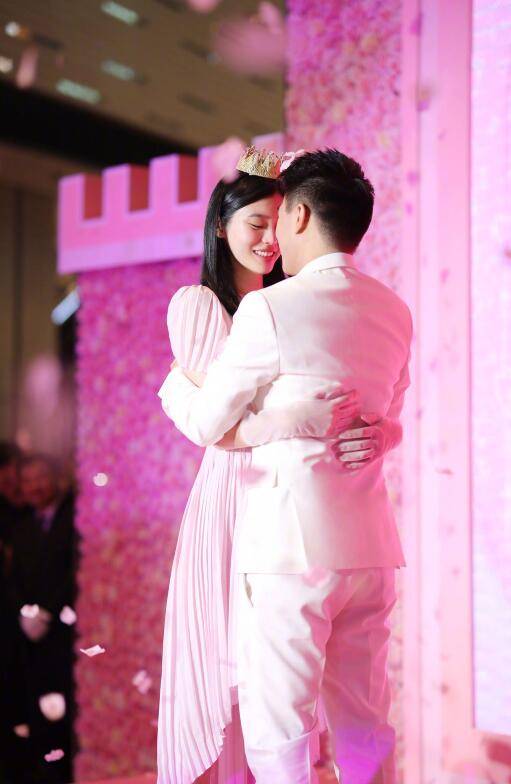 何猷君向国际超模奚梦瑶求婚 现场奢华浪漫 网友:有钱