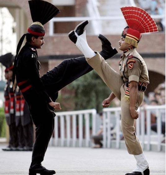 印巴边境降旗突现搞笑一幕:印度士兵意外摔倒,巴方一侧欢呼雀跃_手机