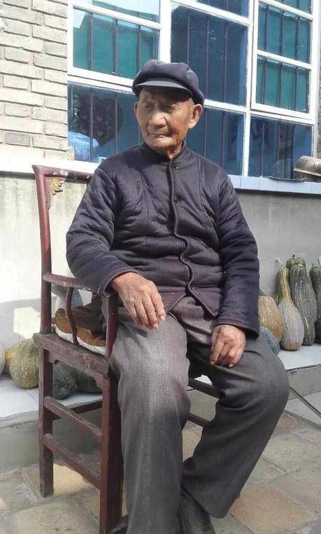 今天,我们来说一位至今仍然健在的老红军,他的名字叫做冯自根.